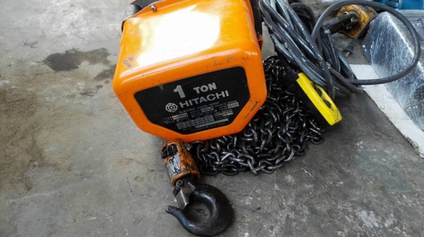 **** SOLD **** รอกโซ่ไฟฟ้า HITACHI 1 Ton. Made in JAPAN รุ่น 1SH1 ไฟบ้าน 220V. โซ่ยาว 6 ม. สภาพสวยดึงนิ่มพร้อมใช้งาน.
