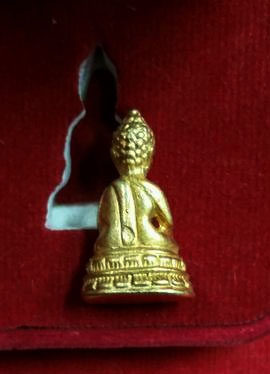 หลวงปู่ทิม วัดละหารไร่ จ.ระยอง พระชัยวัฒน์กะหลั่ยทอง เนื้อเปล่งสวยมาก กล่องเก่าเดิมๆ