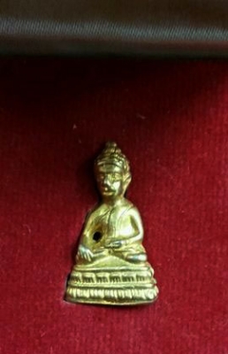 หลวงปู่ทิม วัดละหารไร่ จ.ระยอง พระชัยวัฒน์กะหลั่ยทอง เนื้อเปล่งสวยมาก กล่องเก่าเดิมๆ