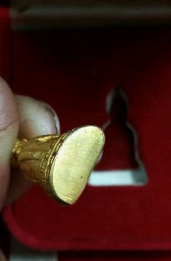 หลวงปู่ทิม วัดละหารไร่ จ.ระยอง พระชัยวัฒน์กะหลั่ยทอง เนื้อเปล่งสวยมาก กล่องเก่าเดิมๆ