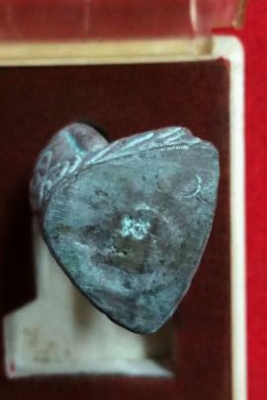 หลวงปู่ทิม วัดละหารไร่ จ.ระยอง ฤาษีนารอด เนื้อชิน เก่าขึ้นเขียวตามภาพครับ กล่องเดิม