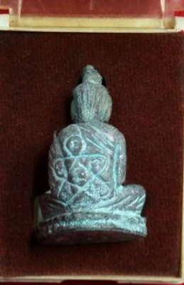 หลวงปู่ทิม วัดละหารไร่ จ.ระยอง ฤาษีนารอด เนื้อชิน เก่าขึ้นเขียวตามภาพครับ กล่องเดิม