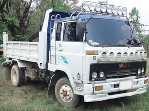 ISUZU FRR 175 HP 6BG1 หกล้อดั๊มพ์ กระบะดั๊มพ์เหล็ก 5 ตันความยาว 3.60 เมตรสภาพสวยพร้อมบรรทุกหนักได้เลย เครื่องยนต์แน่นดีแรงดีเดิมๆไม่มีเยิ้ม ภายในเก๋งคอนโซลสวยครบเพียบพร้อม แอร์เย็น พวงมาลัยเพาเวอร์ ระบบเบรคทริ๊ปฟี้ครบครัน ช่วงล่างใหญ่คัชซีสวยไม่มีบวม ยาง