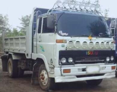 ISUZU FRR 175 HP 6BG1 หกล้อดั๊มพ์ กระบะดั๊มพ์เหล็ก 5 ตันความยาว 3.60 เมตรสภาพสวยพร้อมบรรทุกหนักได้เลย เครื่องยนต์แน่นดีแรงดีเดิมๆไม่มีเยิ้ม ภายในเก๋งคอนโซลสวยครบเพียบพร้อม แอร์เย็น พวงมาลัยเพาเวอร์ ระบบเบรคทริ๊ปฟี้ครบครัน ช่วงล่างใหญ่คัชซีสวยไม่มีบวม ยาง