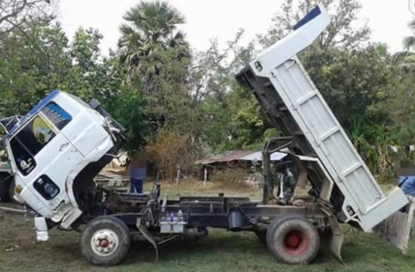 ISUZU FRR 175 HP 6BG1 หกล้อดั๊มพ์ กระบะดั๊มพ์เหล็ก 5 ตันความยาว 3.60 เมตรสภาพสวยพร้อมบรรทุกหนักได้เลย เครื่องยนต์แน่นดีแรงดีเดิมๆไม่มีเยิ้ม ภายในเก๋งคอนโซลสวยครบเพียบพร้อม แอร์เย็น พวงมาลัยเพาเวอร์ ระบบเบรคทริ๊ปฟี้ครบครัน ช่วงล่างใหญ่คัชซีสวยไม่มีบวม ยาง