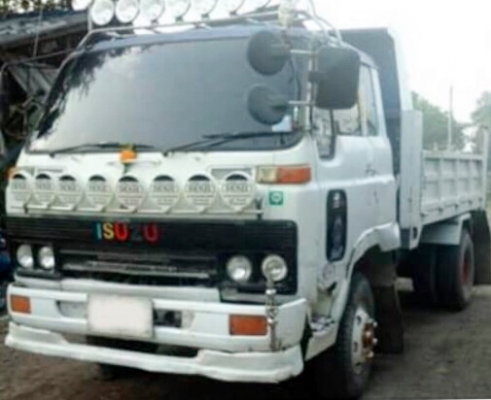 ISUZU FRR 175 HP 6BG1 หกล้อดั๊มพ์ กระบะดั๊มพ์เหล็ก 5 ตันความยาว 3.60 เมตรสภาพสวยพร้อมบรรทุกหนักได้เลย เครื่องยนต์แน่นดีแรงดีเดิมๆไม่มีเยิ้ม ภายในเก๋งคอนโซลสวยครบเพียบพร้อม แอร์เย็น พวงมาลัยเพาเวอร์ ระบบเบรคทริ๊ปฟี้ครบครัน ช่วงล่างใหญ่คัชซีสวยไม่มีบวม ยาง