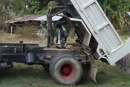 ISUZU FRR 175 HP 6BG1 หกล้อดั๊มพ์ กระบะดั๊มพ์เหล็ก 5 ตันความยาว 3.60 เมตรสภาพสวยพร้อมบรรทุกหนักได้เลย เครื่องยนต์แน่นดีแรงดีเดิมๆไม่มีเยิ้ม ภายในเก๋งคอนโซลสวยครบเพียบพร้อม แอร์เย็น พวงมาลัยเพาเวอร์ ระบบเบรคทริ๊ปฟี้ครบครัน ช่วงล่างใหญ่คัชซีสวยไม่มีบวม ยาง