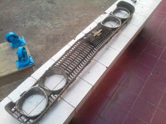 ต้องการขายกระจังหน้าเเว่นรถ DATSUN 620