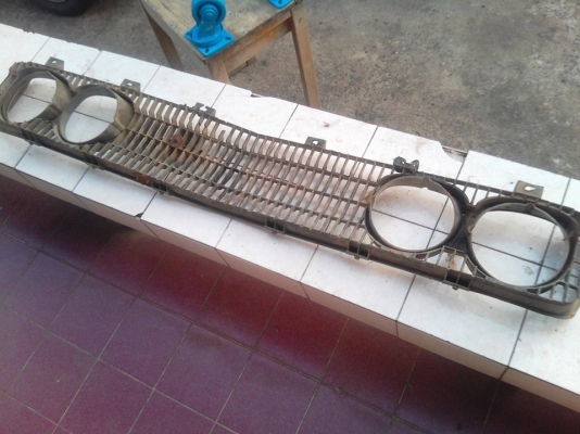 ต้องการขายกระจังหน้าเเว่นรถ DATSUN 620