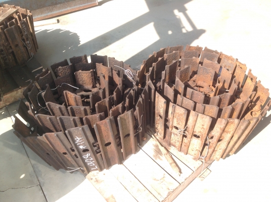 แทร็กเหล็กPC20, 30 ยาว40ข้อ ขายคู่ละ20000บาท ขายแผ่นแทร็กเหล็กPC40 ขายแผ่นละ300บาท ขายมอเตอร์ตัวเดินPC20-30-40มี2คู่ขายคู่ละ50000บาท ขายมิเตอร์ตัวเดินSK200-3ตัดบอดี้มาขายตัวละ60000บาท