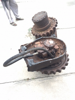 แทร็กเหล็กPC20, 30 ยาว40ข้อ ขายคู่ละ20000บาท ขายแผ่นแทร็กเหล็กPC40 ขายแผ่นละ300บาท ขายมอเตอร์ตัวเดินPC20-30-40มี2คู่ขายคู่ละ50000บาท ขายมิเตอร์ตัวเดินSK200-3ตัดบอดี้มาขายตัวละ60000บาท