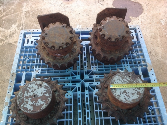 แทร็กเหล็กPC20, 30 ยาว40ข้อ ขายคู่ละ20000บาท ขายแผ่นแทร็กเหล็กPC40 ขายแผ่นละ300บาท ขายมอเตอร์ตัวเดินPC20-30-40มี2คู่ขายคู่ละ50000บาท ขายมิเตอร์ตัวเดินSK200-3ตัดบอดี้มาขายตัวละ60000บาท