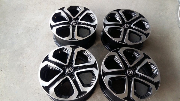ขายล้อแม็กป้ายแดง HR-V 17" สนใจติดต่อ ตาเล็ก ล้อและยาง 081-3747940