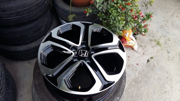 ขายล้อแม็กป้ายแดง HR-V 17" สนใจติดต่อ ตาเล็ก ล้อและยาง 081-3747940