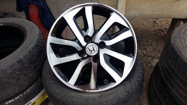 ขายล้อแม็ก mobilio 15" สนใจติดต่อ ตาเล็ก ล้อและยาง 081-3747940