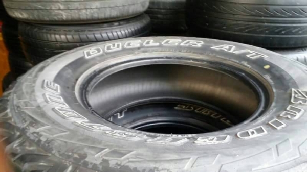 ยาง bridgestone 265 70 16 ปี 12 มี 3 เส้นครับ 2500
