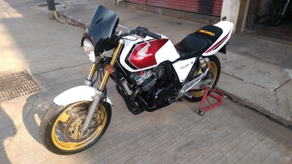 ขายคับ HONDA CB400 ปี98เวอร์ชั่นSสีสวย ท่อแต่ง แฮนด์บาร์ ชิวหน้า แกนโช๊คทอง อินวอยส์ สรรพสามิตร ราคา 72500 บาท ส่งได้ทั่วไทยคับ สนใจติดต่อ 081-0578282 FACEBOOK ชาญณรงค์ ป๊อป ชัยอมฤต ไอดีไลน์ POPBIGBIKESAKON คับ สนใจรถสวย ถูก ดี ต้อง POP BIGBIKE SAKONNAKHO