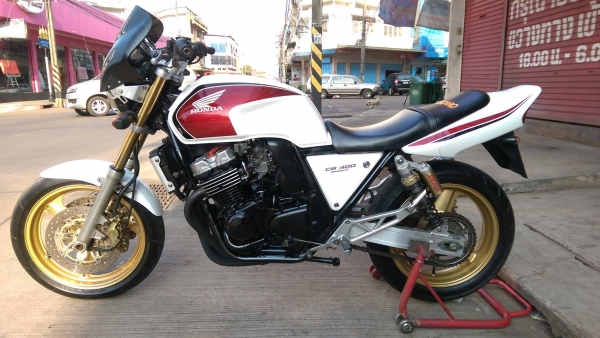 ขายคับ HONDA CB400 ปี98เวอร์ชั่นSสีสวย ท่อแต่ง แฮนด์บาร์ ชิวหน้า แกนโช๊คทอง อินวอยส์ สรรพสามิตร ราคา 72500 บาท ส่งได้ทั่วไทยคับ สนใจติดต่อ 081-0578282 FACEBOOK ชาญณรงค์ ป๊อป ชัยอมฤต ไอดีไลน์ POPBIGBIKESAKON คับ สนใจรถสวย ถูก ดี ต้อง POP BIGBIKE SAKONNAKHO