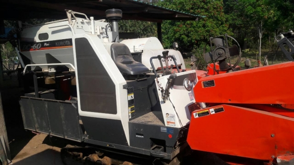 ขายรถเกี่ยวข้าว คูโบต้า รุ่น DC 60  ปี 2555 นิ้วสปริง 13xx  ชั่วโมง