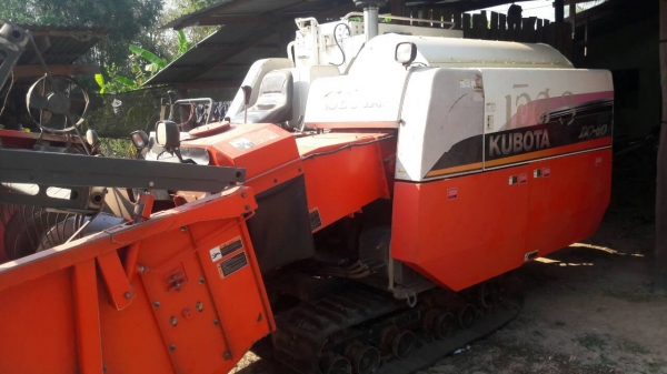 ขายรถเกี่ยวข้าว คูโบต้า รุ่น DC 60  ปี 2555 นิ้วสปริง 13xx  ชั่วโมง