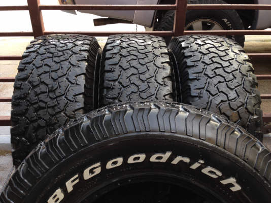 ยาง All BF goodrich 265 70 16 กลางปี13 ดอกเต็ม พร้อมใช้งาน ราคาไม่แพง