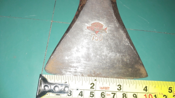 ขายหัวขวานถากขุดไม้เก่าเยอรมันตราปลาเพชรงานดีเหล็กดีขนาด750กรัม ขายหัวขวานถากขุดไม้เก่าเยอรมันตราปลาเพชรงานดีเหล็กดีขนาด750กรัม