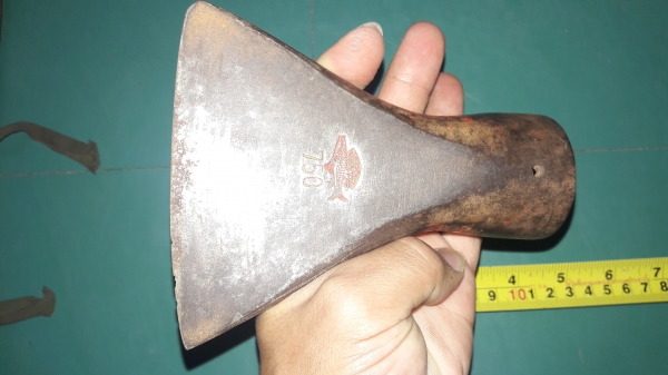 ขายหัวขวานถากขุดไม้เก่าเยอรมันตราปลาเพชรงานดีเหล็กดีขนาด750กรัม ขายหัวขวานถากขุดไม้เก่าเยอรมันตราปลาเพชรงานดีเหล็กดีขนาด750กรัม