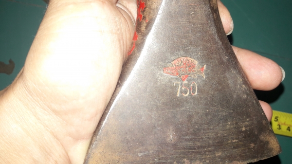 ขายหัวขวานถากขุดไม้เก่าเยอรมันตราปลาเพชรงานดีเหล็กดีขนาด750กรัม