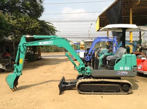 ขายรถขุดแบคโฮ KOBELCO SK024 ขนาดPc25   (มีลายหัวกระแทก) เครื่องแน่น ระบบไว (แทรคยางดี 100\%) รถพร้อมใช้งาน เอกสารใบอินวอยครบ