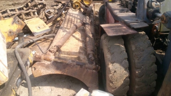 ขายใบมีด รถแทรกเตอร์ D-5 ตีนไก่ ด้านหน้าสวย ขายไม่แพงครับ