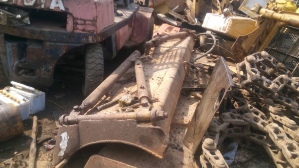 ขายใบมีด รถแทรกเตอร์ D-5 ตีนไก่ ด้านหน้าสวย ขายไม่แพงครับ