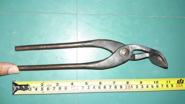 ขายคีมคีบงานเก่าญี่ปุ่นเหล็กดี ตัวใหญ่ น้ำหนักดี ยาว10"Made in Japan. ขายคีมคีบงานเก่าญี่ปุ่นเหล็กดี ตัวใหญ่ น้ำหนักดี ยาว10"Made in Japan.