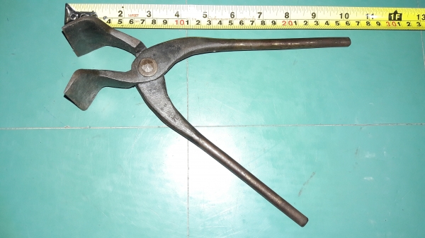 ขายคีมคีบงานเก่าญี่ปุ่นเหล็กดี ตัวใหญ่ น้ำหนักดี ยาว10"Made in Japan. ขายคีมคีบงานเก่าญี่ปุ่นเหล็กดี ตัวใหญ่ น้ำหนักดี ยาว10"Made in Japan.