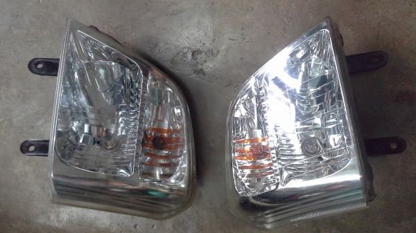 ไฟหน้าดีแมกช์ถอดสวยๆพร้อมขั่วหลอดไฟครับดวงละ1000บาทครับ