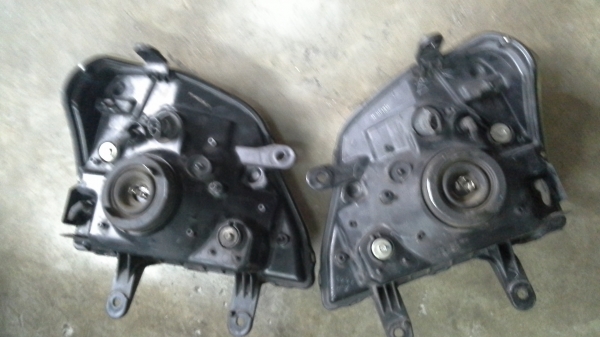 ไฟหน้าดีแมกช์ถอดสวยๆพร้อมขั่วหลอดไฟครับดวงละ1000บาทครับ