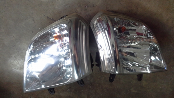 ไฟหน้าดีแมกช์ถอดสวยๆพร้อมขั่วหลอดไฟครับดวงละ1000บาทครับ