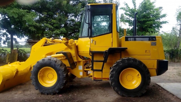 ขายรถตัก Komatsu WA100-3 รถสภาพพร้อมใช้งานได้ทันที ราคาไม่แพงสนใจติดต่อ 081-9422533