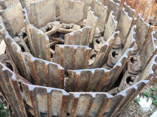 โซ่พร้อมใบเก่า komatsu pc200-3-5-6 ใบยาว 60ซม เส้นละ 40,000