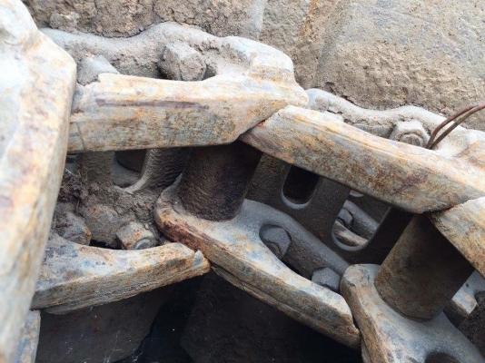 โซ่พร้อมใบเก่า komatsu pc200-3-5-6 ใบยาว 60ซม เส้นละ 40,000