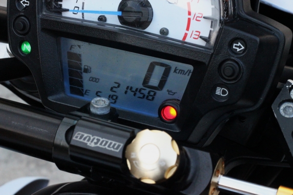 <เอิร์ท พิดโลก>ขาย ER6N 2012 สีขาว เกียโยง กันสะบัด ท่ออคา ท้ายสั้น แต่งทั้งคัน