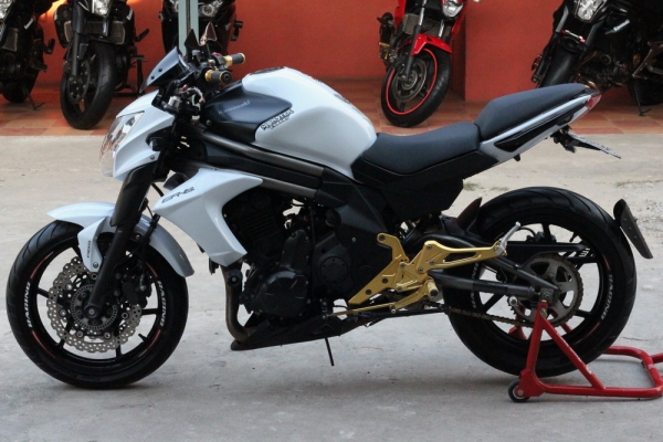 <เอิร์ท พิดโลก>ขาย ER6N 2012 สีขาว เกียโยง กันสะบัด ท่ออคา ท้ายสั้น แต่งทั้งคัน