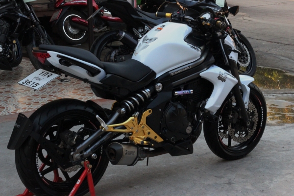 <เอิร์ท พิดโลก>ขาย ER6N 2012 สีขาว เกียโยง กันสะบัด ท่ออคา ท้ายสั้น แต่งทั้งคัน