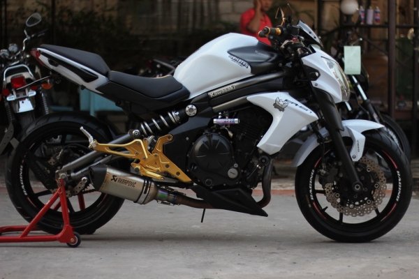 <เอิร์ท พิดโลก>ขาย ER6N 2012 สีขาว เกียโยง กันสะบัด ท่ออคา ท้ายสั้น แต่งทั้งคัน