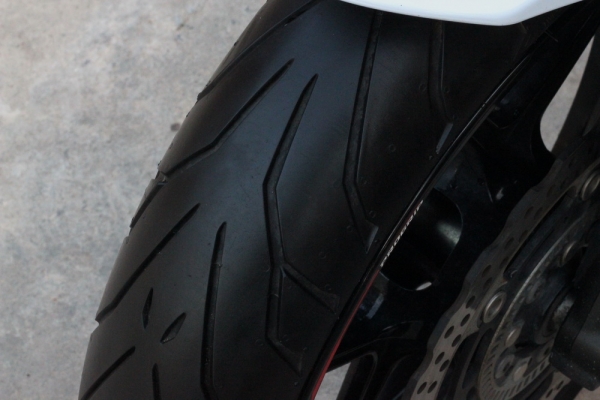 <เอิร์ท พิดโลก>ขาย ER6N 2012 สีขาว เกียโยง กันสะบัด ท่ออคา ท้ายสั้น แต่งทั้งคัน