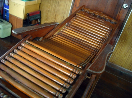 เก้าอี้ไม้ปรับเอนนอนได้