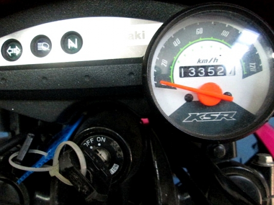 KSR  สีชมพูดำ ( สต๊าทมือ ) ปี 57 แต่งล้อ 17 ให้ความ เท่ ทำงานอีกครั้ง สีสวยมาก  แถม3รายการ 30900