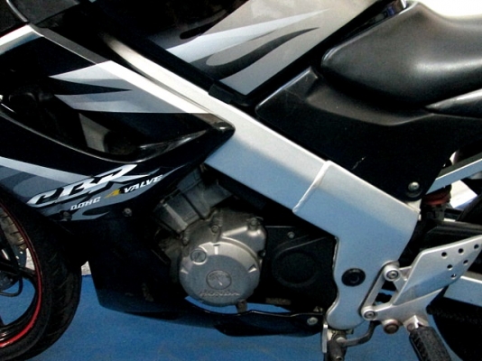 CBR 150 สีดำ อมตะ สต้าทมือ ( รถบ้านตีเทิร์นเข้ามา ) เครื่องดีมาก สต๊าทง่าย เครื่องเงียบดี ฟรีโอน แถมหมวกกันน็อกจัดไป  24900