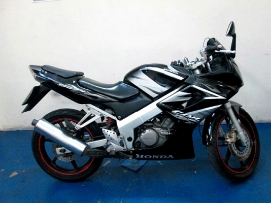 CBR 150 สีดำ อมตะ สต้าทมือ ( รถบ้านตีเทิร์นเข้ามา ) เครื่องดีมาก สต๊าทง่าย เครื่องเงียบดี ฟรีโอน แถมหมวกกันน็อกจัดไป  24900