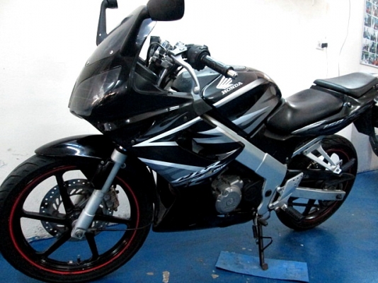 CBR 150 สีดำ อมตะ สต้าทมือ ( รถบ้านตีเทิร์นเข้ามา ) เครื่องดีมาก สต๊าทง่าย เครื่องเงียบดี ฟรีโอน แถมหมวกกันน็อกจัดไป  24900