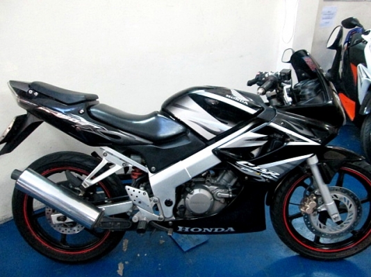 CBR 150 สีดำ อมตะ สต้าทมือ ( รถบ้านตีเทิร์นเข้ามา ) เครื่องดีมาก สต๊าทง่าย เครื่องเงียบดี ฟรีโอน แถมหมวกกันน็อกจัดไป  24900